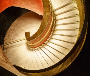 imagem mostra escadaria em caracol