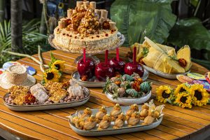 imagem mostra mesa de doces do Brunch de Arraiá do Must Restaurant