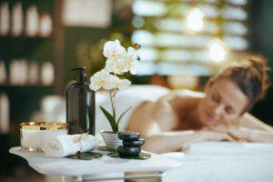 imagem mostra mulher relaxando em spa do Grand Hyatt São Paulo
