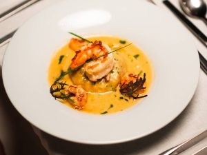 imagem mostra comida em um prato branco