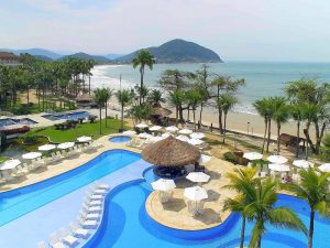 imagem mostra piscina do hotel em frente ao mar