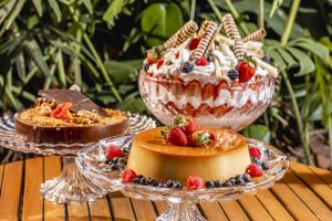 imagem mostra merengatto de frutas vermelhas, torta mousse de chocolate e pudim