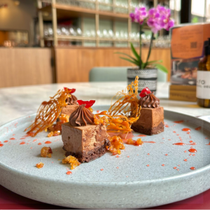 imagem mostra prato circular cinza claro com comida