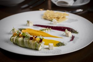 imagem mostra prato com cenouras, abobrinha e mandioca.