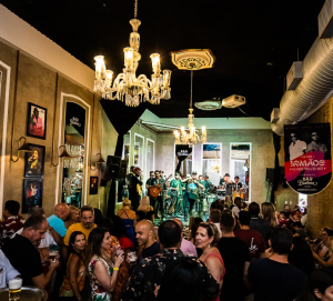 bar-brahma-centro imagem mostra bar pessoas conversando em um ambiente de bar