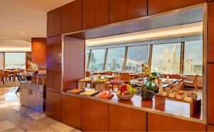 imagem mostra salão de hotel com café da manhã servido