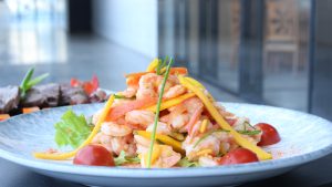 imagem mostra prato com salada de camarão