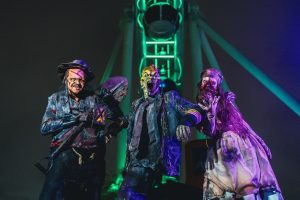 rodarico-noitesdoespanto imagem mostra três pessoas com fantasias para noite temática de terror