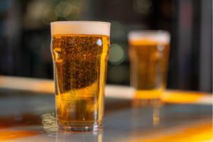 hilton-beerfest imagem mostra dois copos de cerveja sobre uma mesa