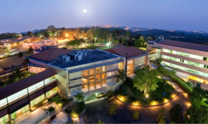 almenat-ferias imagem mostra vista aérea noturna de hotel