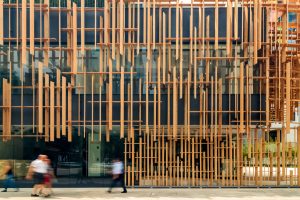 imagem mostra fachada de prédio com estrutura feita de madeira