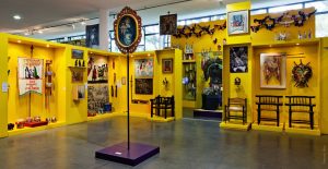 imagem mostra sala de artefatos e objetos afro brasileiros