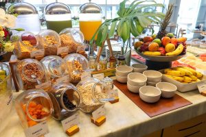 imagem mostra mesa com café da manhã