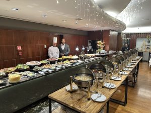 imagem mostra mesa de buffet de restaurante