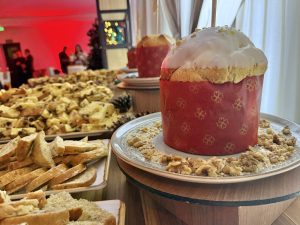 intercontinental-natal imagem mostra mesa com ceia de natal e panetone artesanal