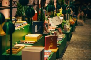 rosewood-sp (3) imagem mostra livros em estante verde