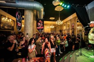 imagem mostra público assistindo show ao vivo em bar