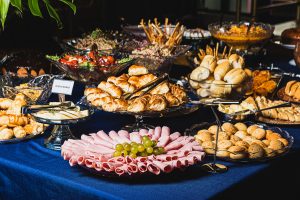 imagem mostra brunch servido em mesa