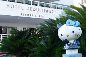 imagem mostra escultura de hello kitty em frente ao hotel Jequitimar