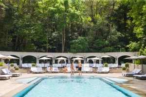 imagem mostra hospedes em piscina de hotel