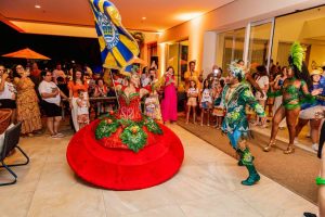 imagem mostra público assistindo apresentação de carnaval em hotel