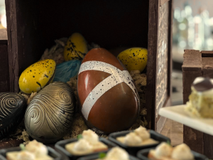 imagem mostra ovos de pascoa de chocolate