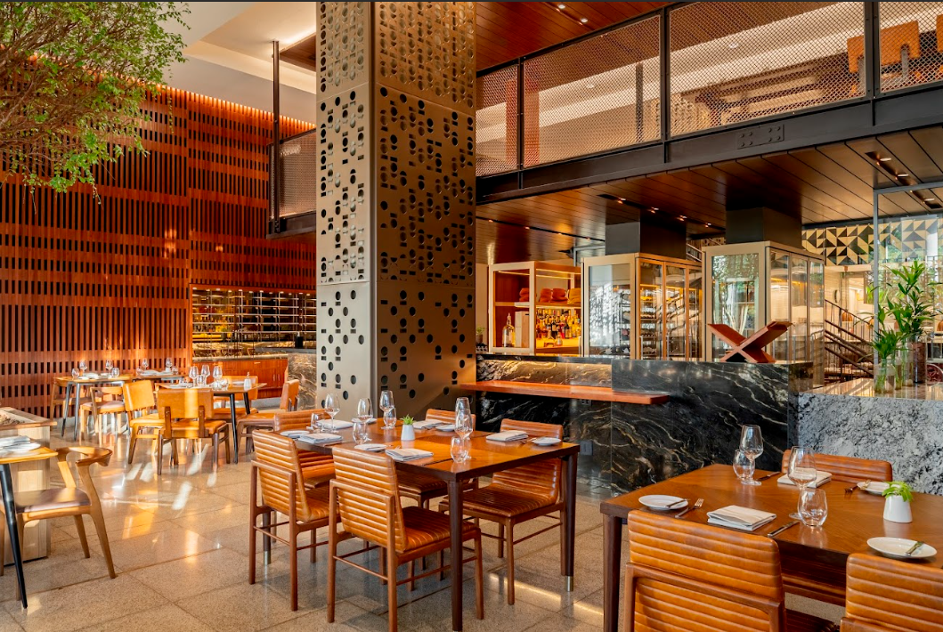 Chef Carlos Leiva recebe Emmanuel Bassoleil no restaurante Neto